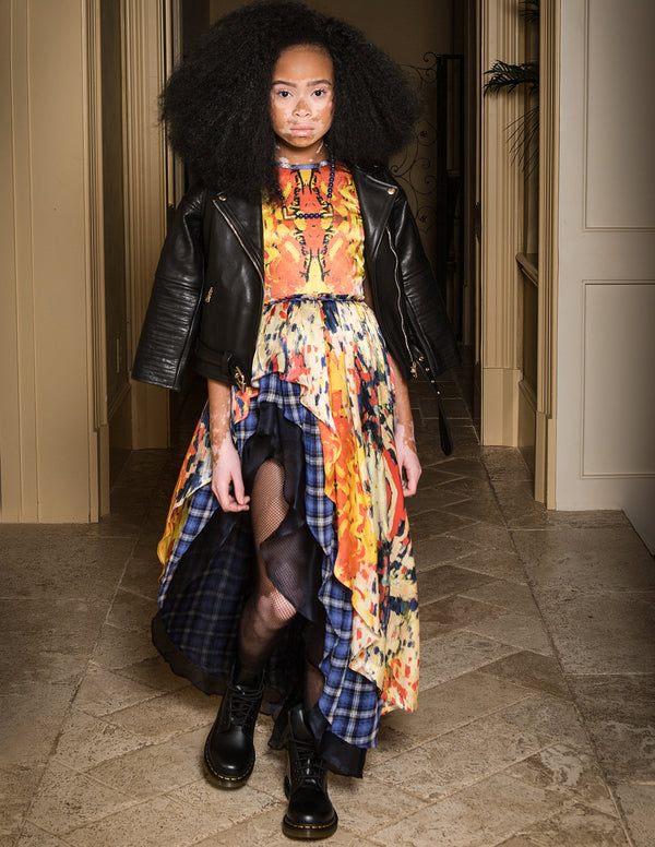 <transcy>April Star con un vestido personalizado de Alivia Simone Cassandra</transcy>